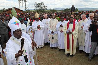 Erzbischof Simon Ntamwana weiht den Grundstein