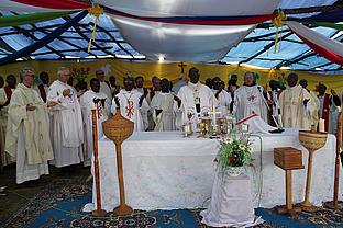 Über vier Stunden feierten die Menschen Gottesdienst in Bugendana