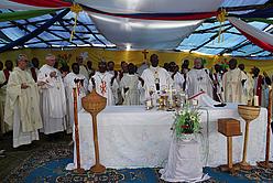 Über vier Stunden feierten die Menschen Gottesdienst in Bugendana